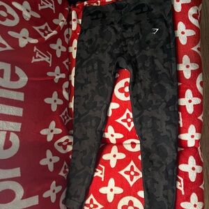Gym shark leggings never worn size medium